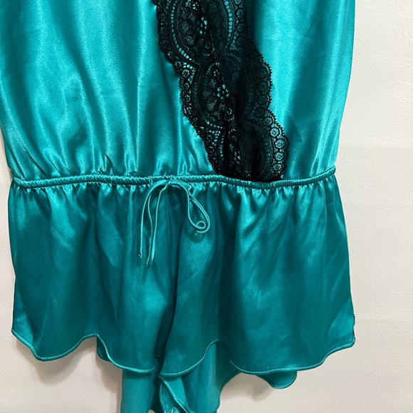 Victoria’s Secret Romper new condition. SZ M black lace a turquoise color - Picture 3 of 13